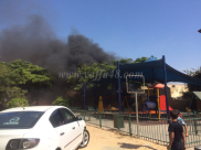  بالصور: حريق كبير داخل حديقة ألعاب للأطفال بحي العجمي بيافا